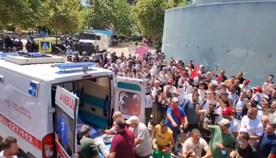 Qytetari humbet ndjenjat te protesta para Kuvendit