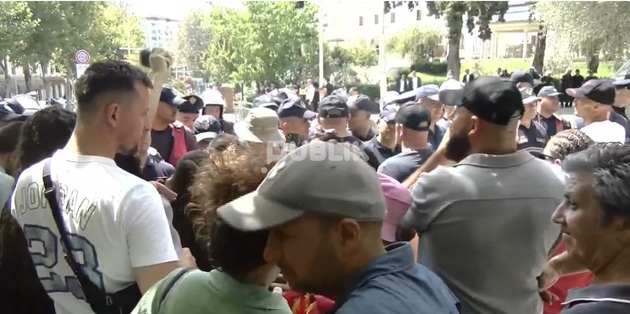 Qytetarët i bien këmboreve me thirrje drejt deputetëve: Dele të Ramës!