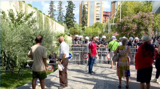 Kaosi te Kuvendi, pesë policë përfundojnë te Trauma (EMRAT)