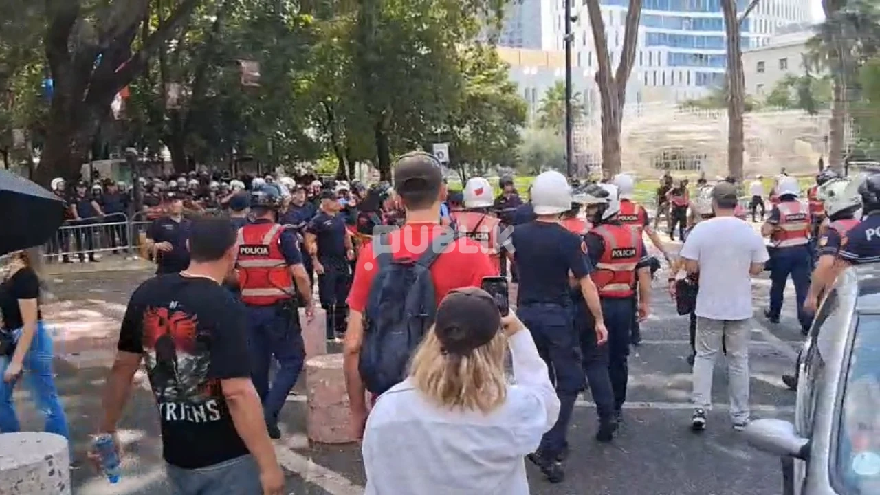 Tensione para Kuvendit, protestuesit hedhin vezë drejt efektivëve