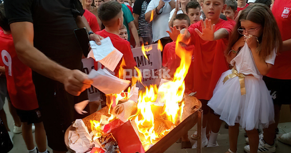 Banorët e Poliçanit në protestë, djegin teserat e PS: Harram i paçi votat!
