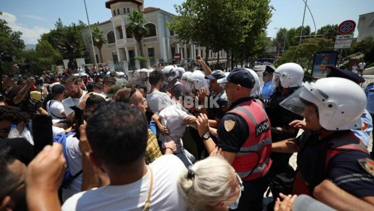 Prokuroria kërkon burg për 3 protestues, detyrim paraqitje për të tjerët