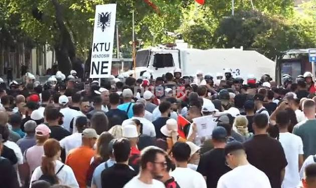 Tensione dhe përplasje mes protestuesve dhe policisë te Kuvendi