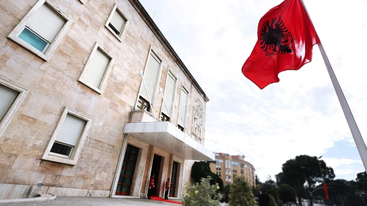 Situatë dramatike, flakët rrezikojnë banesat në Drizë të Fierit