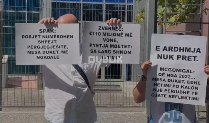 Të rinjtë në protestë para dyerve të SPAK-ut