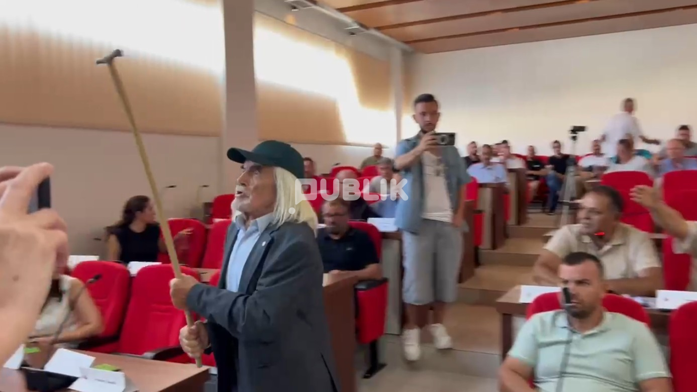 I moshuari ‘kërcënon’ me bastun në Këshillin Bashkiak të Maliqit