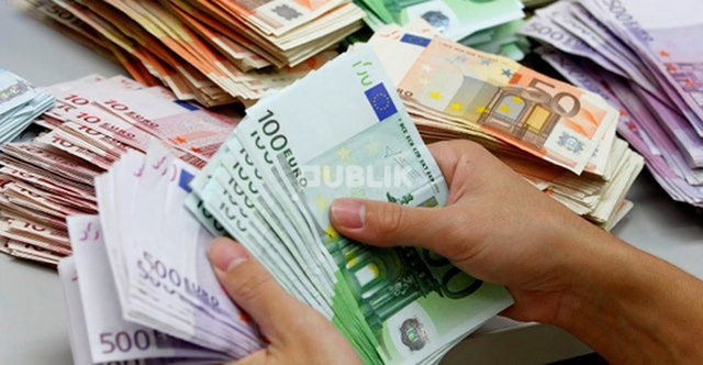 Leku forcohet, shqiptarët humbasin: Euroja fundoset nën 93 lekë, ekonomia përballet me faturën e turizmit dhe parave informale