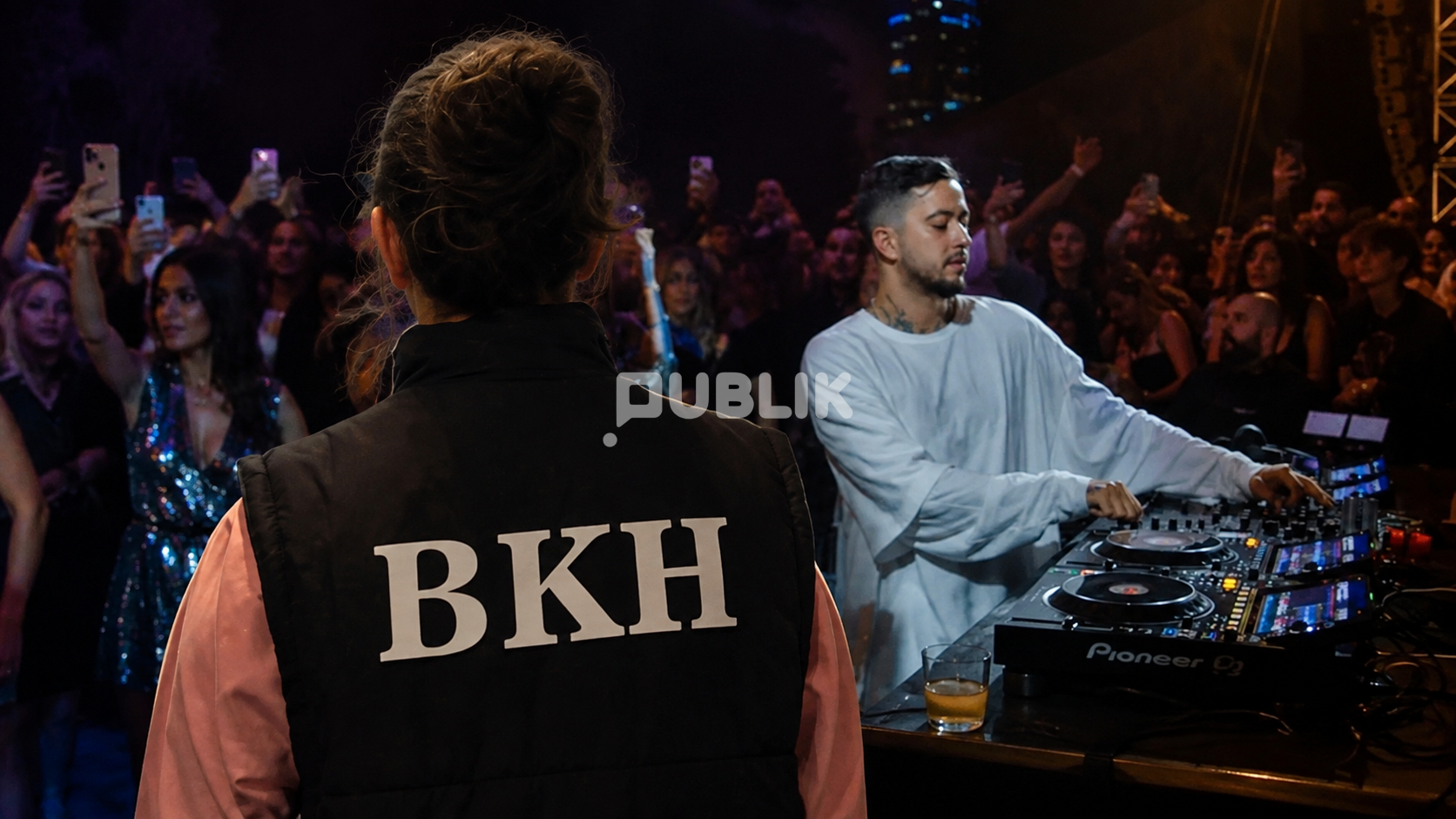 Oficerët e BKH-së, mysafirët misteriozë të DJ Mahmutit në Moyo