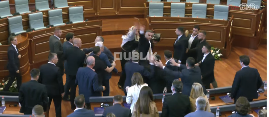 Plas sherri në Kuvendin e Kosovës, Albin Kurti qëllohet me vezë