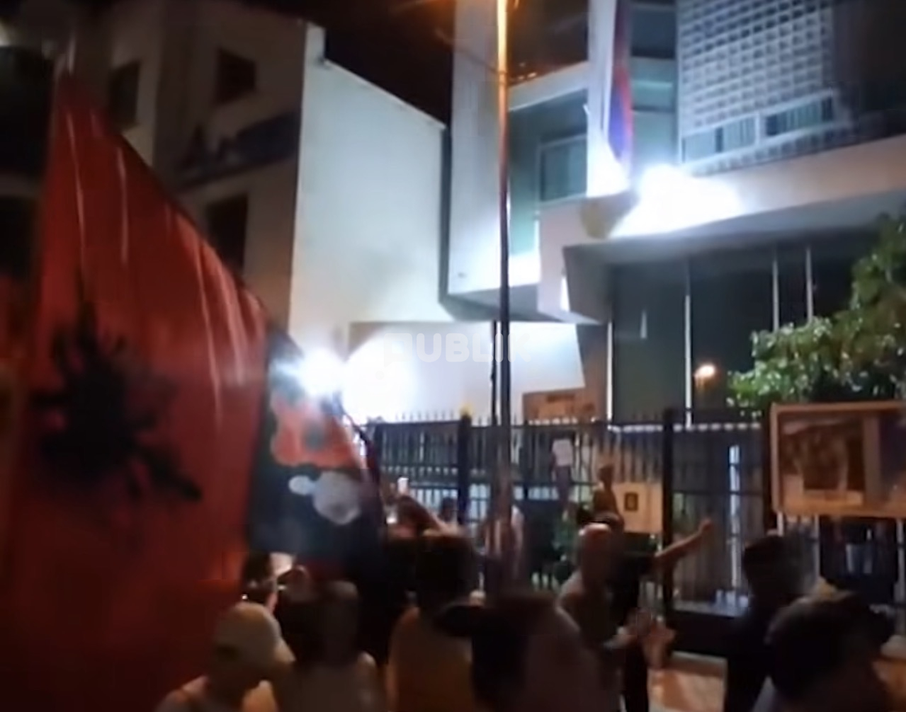 Protestuesit para ambasadës Ukrainës: Zelensky f*ck You!