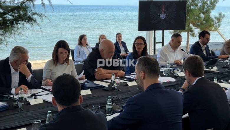 Në Pogradec veç e veç, tani bashkë: