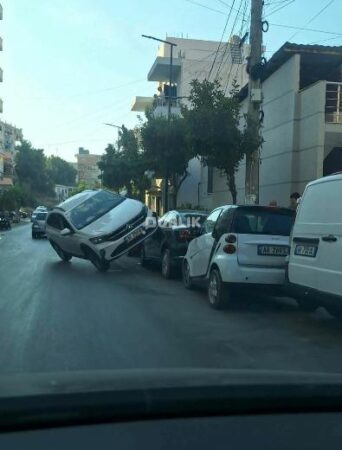 Aksident në Sarandë, mjeti “fluturon” mbi makinën e parkuar