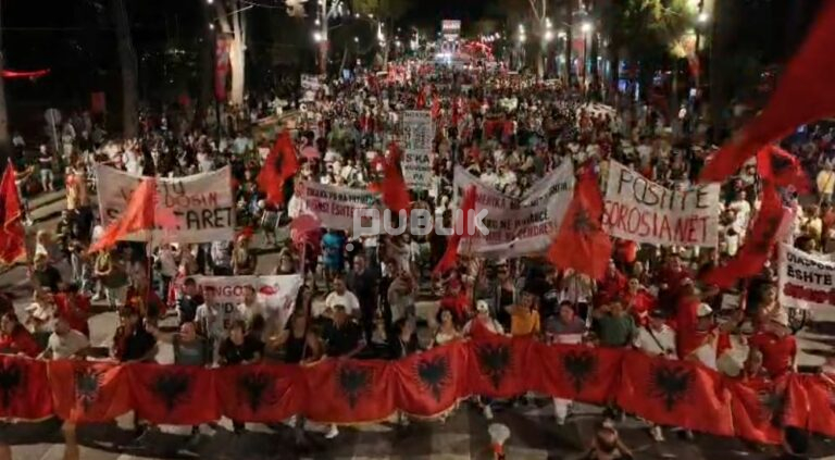 Mërgata shqiptare sërish në shesh, sot dita e 77-të e protestës