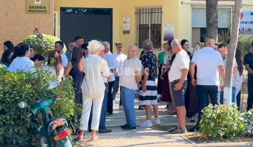 Punonjësit e Bashkisë së Rrogozhinës bojkotojnë punën