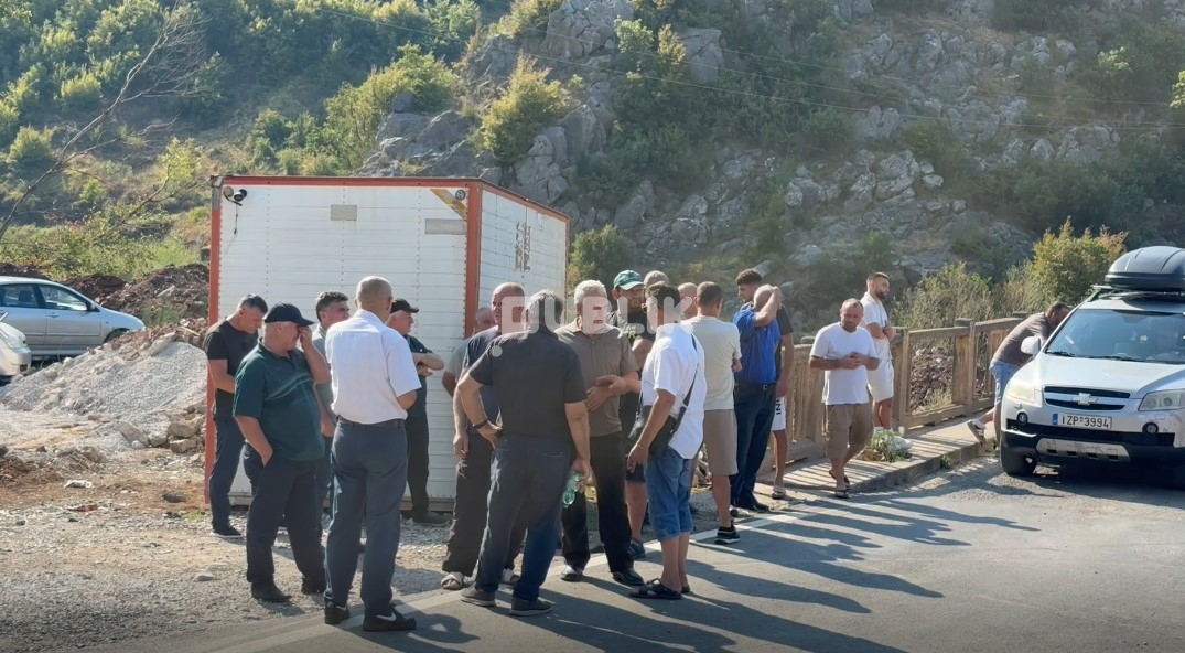 Banorët e Mirakës në protestë: Na kanë lënë pa dalje, na izoluan!