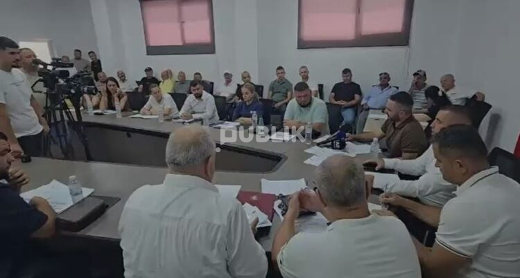 Këshilli Bashkiak i Selenicës kundërshton bashkimin me Vlorën
