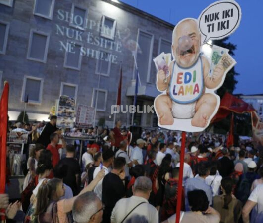 I sfiduar nga protesta e Flamingove, Rama forcon sektorin e propagandës
