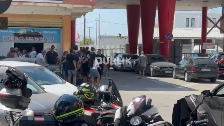 Kaos në Portin e Vlorës, bllokohet imbarkimi i qindra pasagjerëve