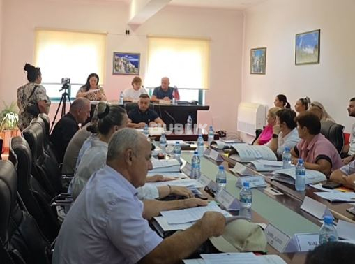 Poliçani kundër bashkimit me Beratin, paralajmërohen dorëheqje