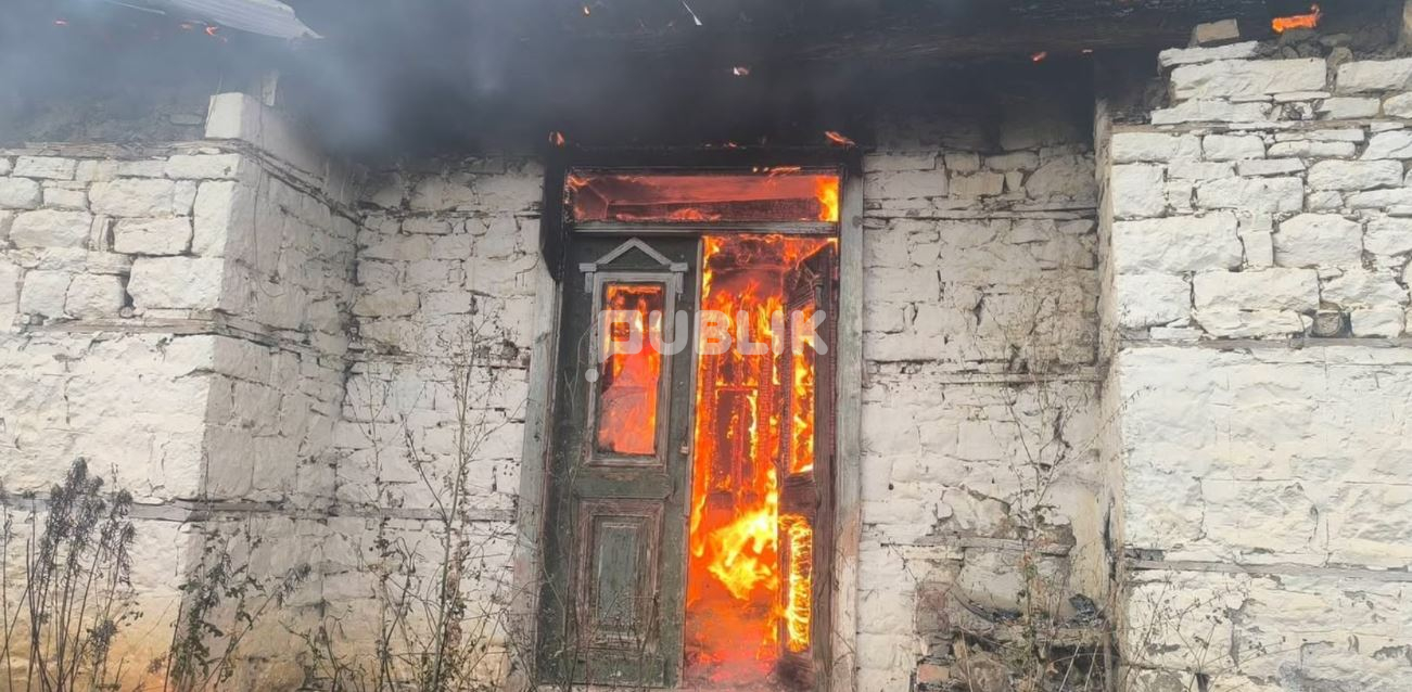 Zjarr i fuqishëm në Maliq, 2 banesa shkrumbohen nga flakët