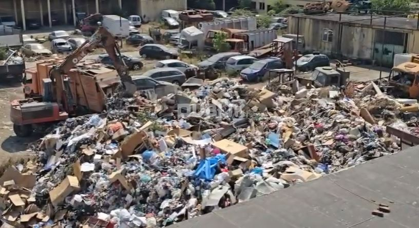 Skandali: Plehrat në Spitallë “hedhin valle” mes banesave (VIDEO)