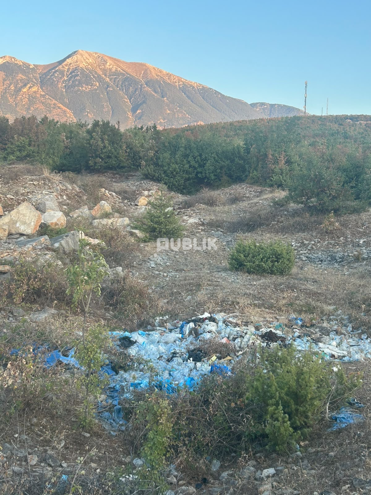Pamje alarmante, mbetjet plastike pushtojnë natyrën
