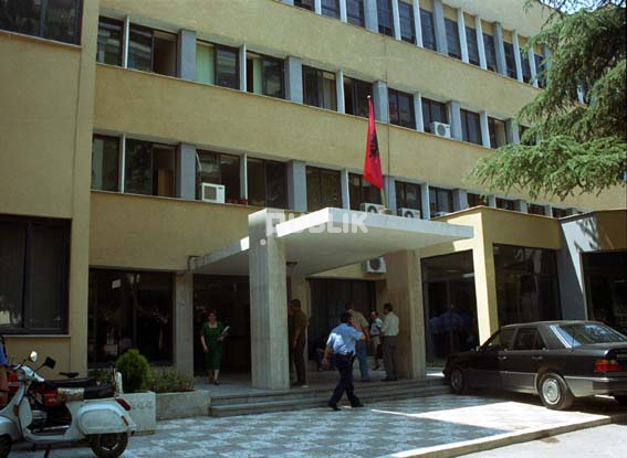Shisnin drogë pranë shkollave, Gjykata lë në burg 31 të dyshuarit