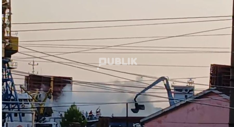 Zjarr në Portin e Shëngjinit, përfshihet nga flakët një anije