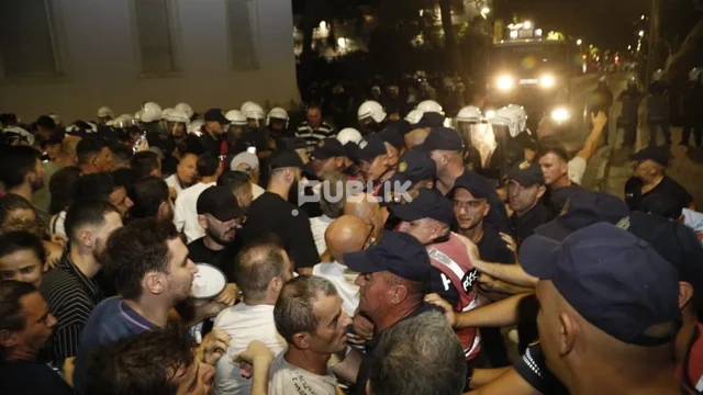 Gjykata e Tiranës liron 14 protestuesit e arrestuar