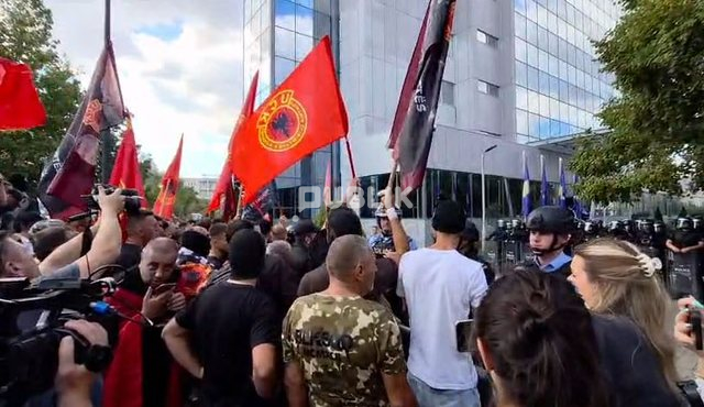 “Albin, hajde poshtë”, sulmohet me gurë ndërtesa e Qeverisë
