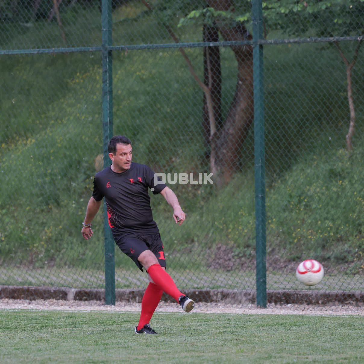 Erion Veliaj thyen këmbën duke luajtur futboll