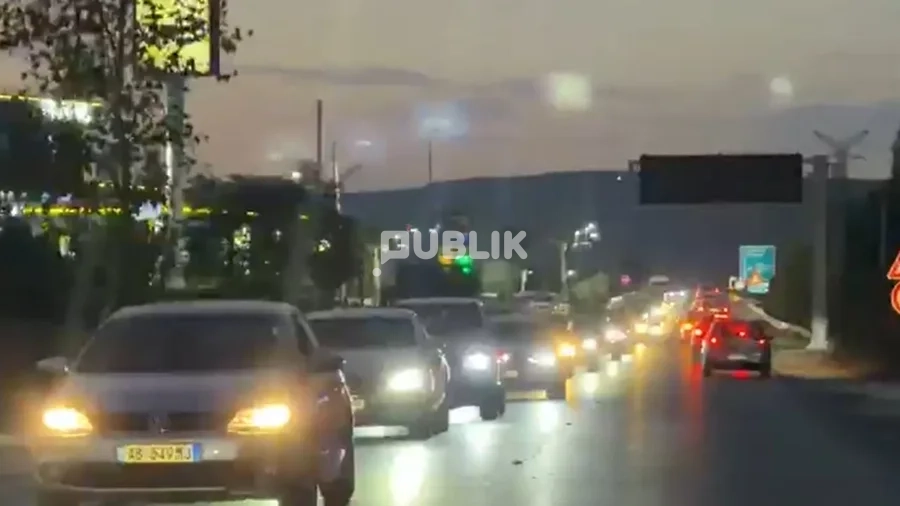 Kaos dhe radhë të gjata trafiku në aksin Lezhë-Milot