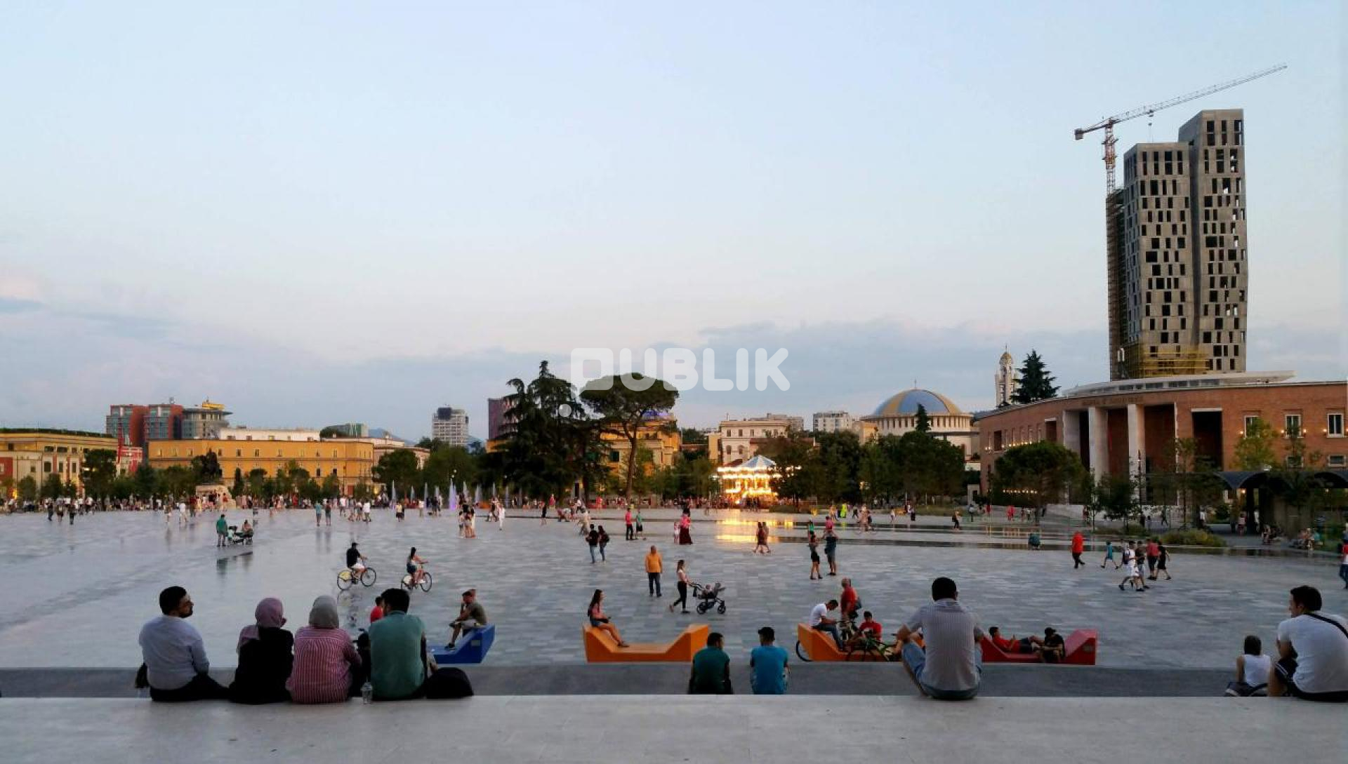 Në Shqipëri ka më shumë gra se burra!