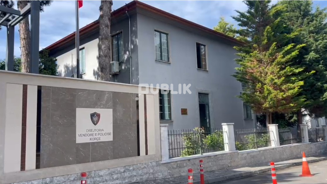 Po transportonin emigrantë ilegal, dy mjete përplasin patrullën e policisë