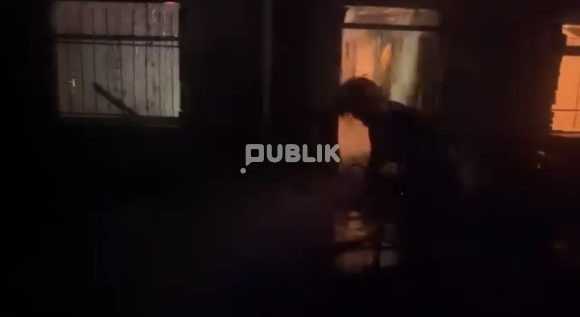 Zjarr në një banesë në Fier, raportohet për një viktimë