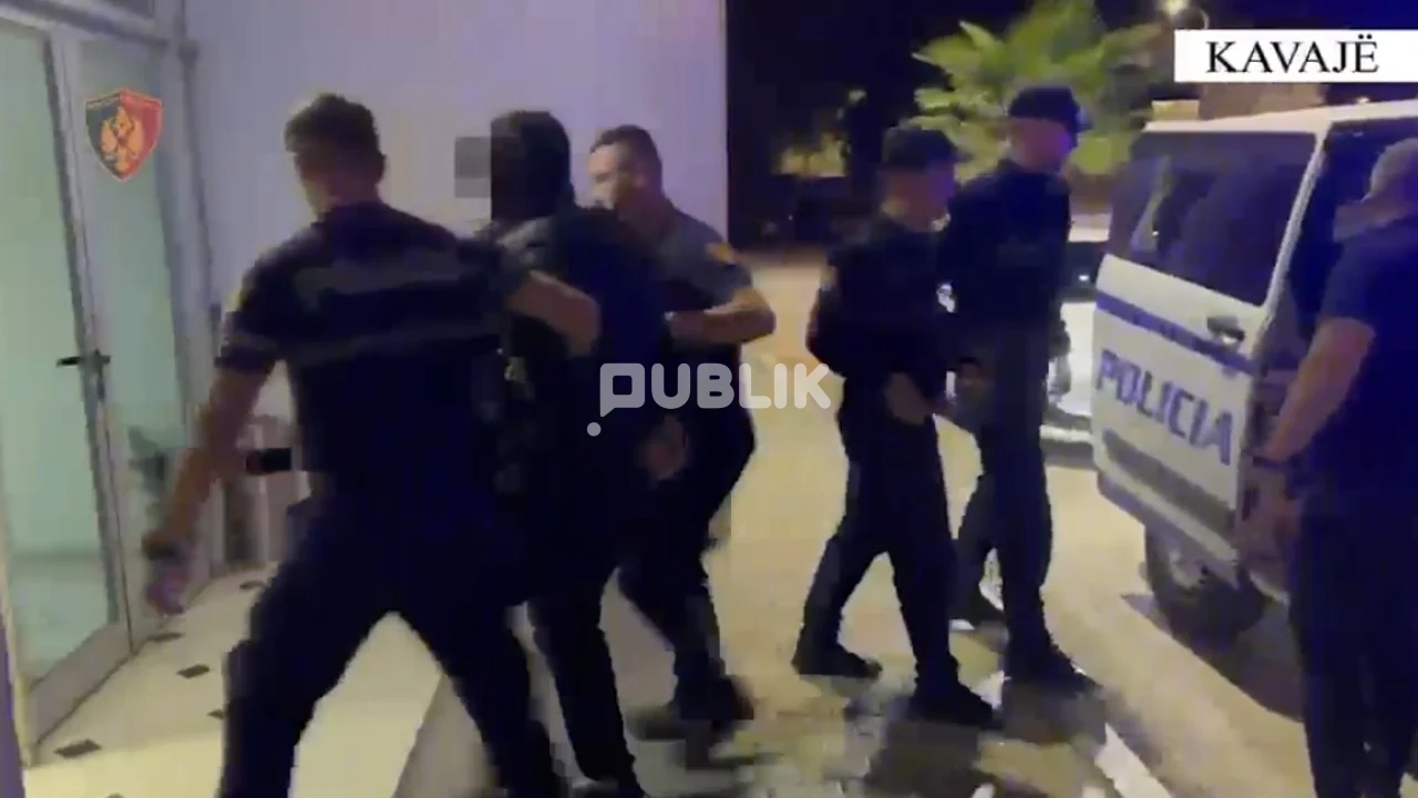 Grabitën makina në disa qytete, pranga dy të rinjve