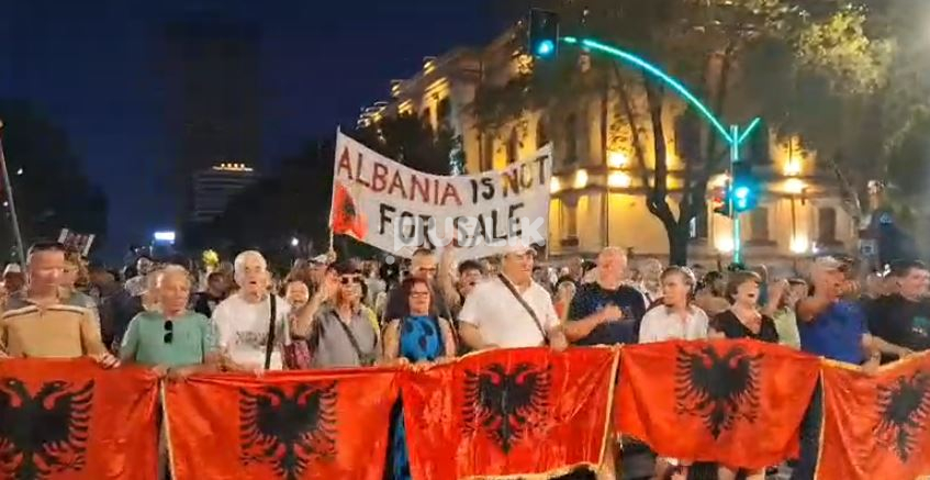 Me flamuj kombëtarë, mbahet revolta në ditën e 100-të saj