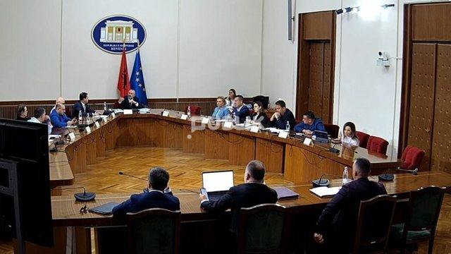 “Ka rënë shteti”, plas sherri te Komisioni i Ligjeve për arrestimin e Vlora Hysenit