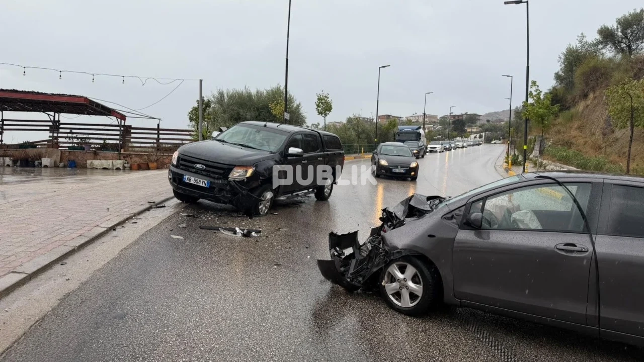 Përplasen dy mjete në Sarandë, një person dërgohet në spital
