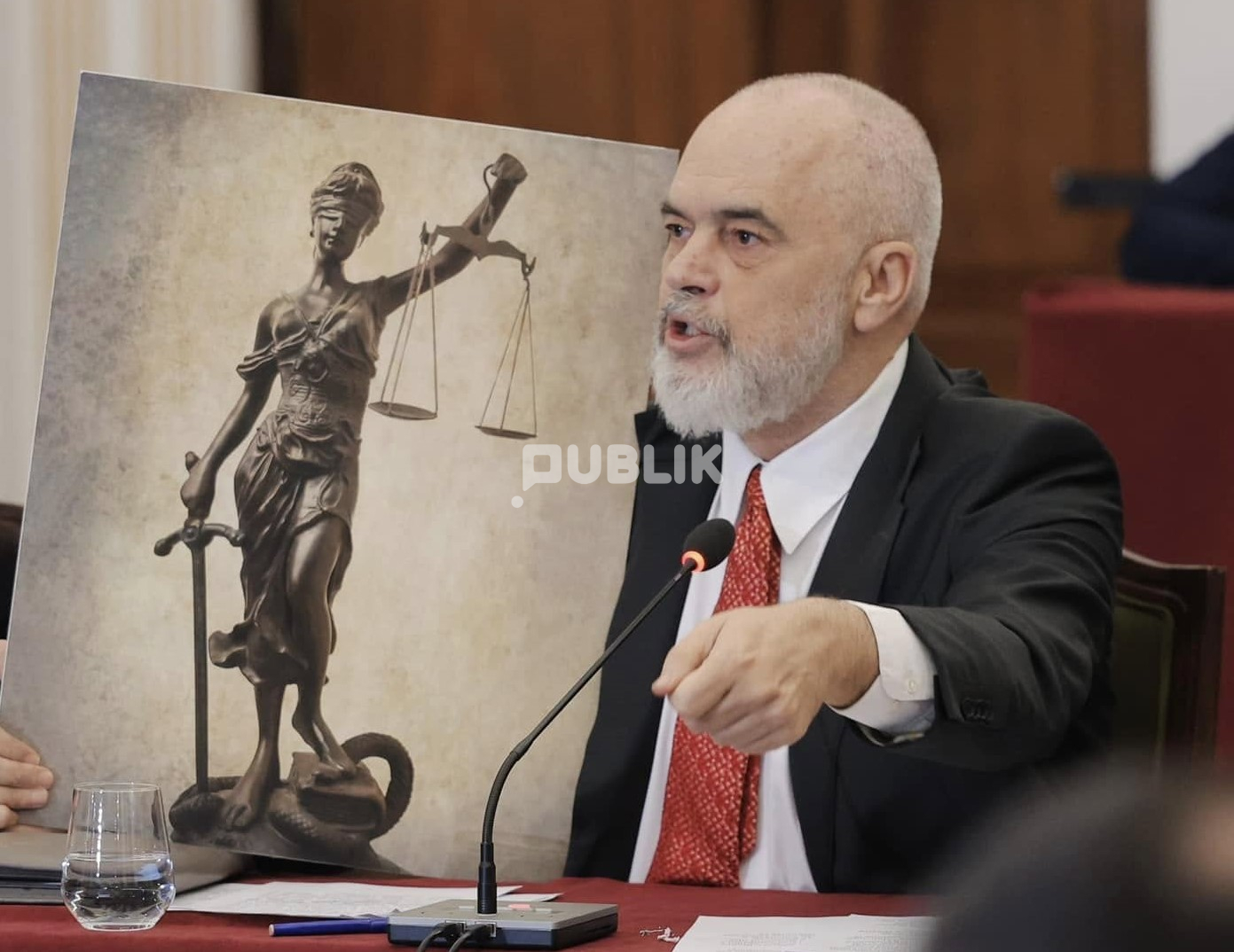 Përplasje për pagat e magjistratëve, qeveria bllokon rrogat e gushtit