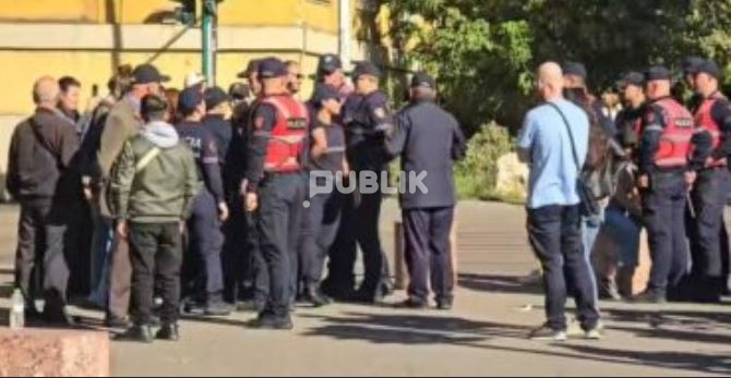 Protestë pranë Ministrisë së Brendshme, shoqërohen dy persona