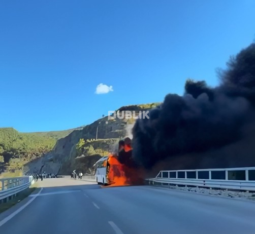 Merr flakë autobusi në autostradën Tiranë-Elbasan