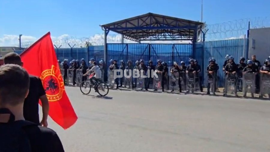 Tensione para EULEX-it, qytetarët protestojnë pas vendimit të Hagës