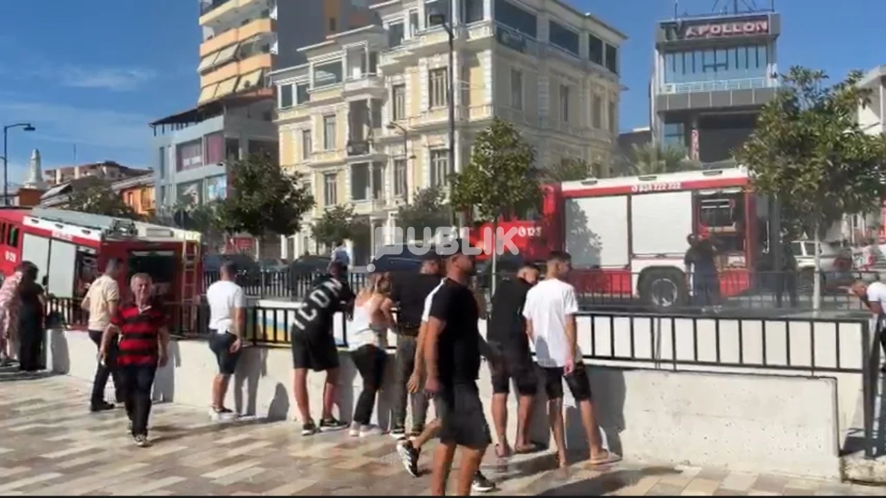 Panik në Fier, makina merr flakë pranë parkimit nëntokësor