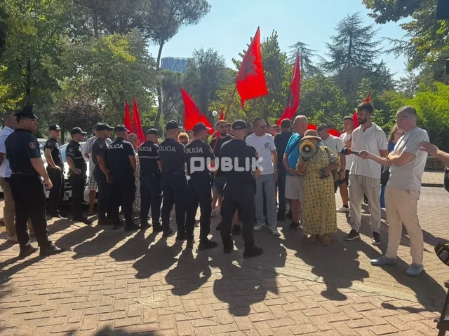 Protestë para Kryesisë së Kuvendit, qytetarët përplasen me policinë