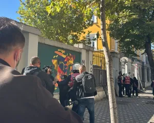 Tirana mes kaosit, 20 të shoqëruar nga revolta e studentëve