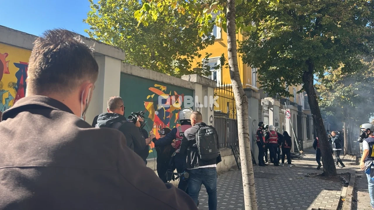 Tirana mes kaosit, 20 të shoqëruar nga revolta e studentëve
