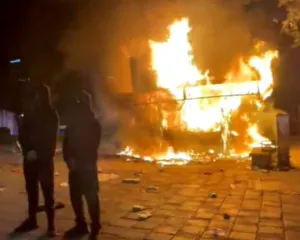Flakë, përplasje dhe rrugë të bllokuara, Tirana në kaos nga revolta
