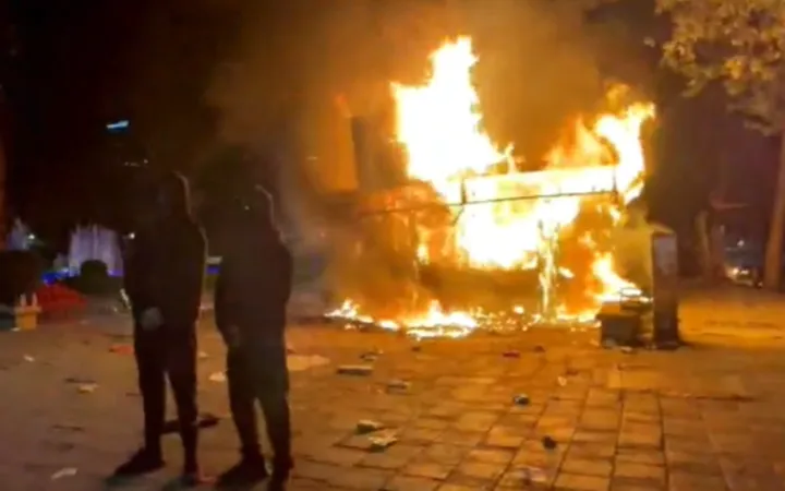 Flakë, përplasje dhe rrugë të bllokuara, Tirana në kaos nga revolta
