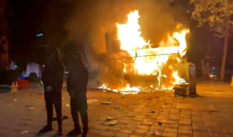 Flakë, përplasje dhe rrugë të bllokuara, Tirana në kaos nga revolta
